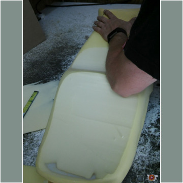 Nun wird der alte Schaumstoff entfernt Nun wird der alte Schaumstoff entfernt