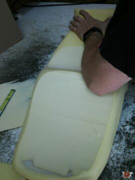 Nun wird der alte Schaumstoff entfernt Nun wird der alte Schaumstoff entfernt