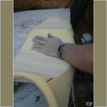 Der restliche Schaumstoff wird weggeschnitten Der restliche Schaumstoff wird weggeschnitten