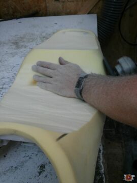 Der restliche Schaumstoff wird weggeschnitten Der restliche Schaumstoff wird weggeschnitten