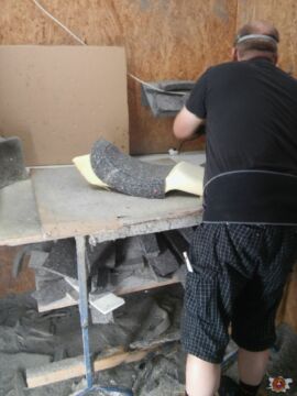 Die erste Lage des neuen Schaumstoffes wird angebracht Die erste Lage des neuen Schaumstoffes wird angebracht