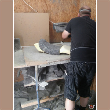 Die erste Lage des neuen Schaumstoffes wird angebracht Die erste Lage des neuen Schaumstoffes wird angebracht