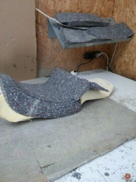 Die erste Lage besteht aus einem recht festen Verbundschaumstoff Die erste Lage besteht aus einem recht festen Verbundschaumstoff