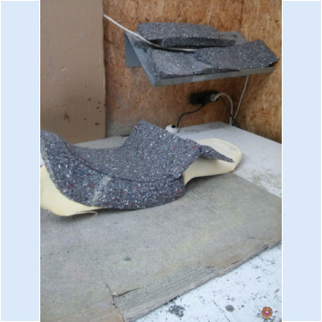 Die erste Lage besteht aus einem recht festen Verbundschaumstoff Die erste Lage besteht aus einem recht festen Verbundschaumstoff