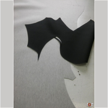 Die einzelnen Lederkomponenten werden geschnitten Die einzelnen Lederkomponenten werden geschnitten