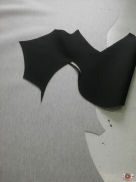 Die einzelnen Lederkomponenten werden geschnitten Die einzelnen Lederkomponenten werden geschnitten