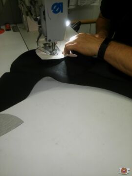 Die einzelne Lederteile werden zusammen genäht Die einzelne Lederteile werden zusammen genäht