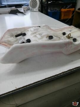 Die dritte Schaumstoffschicht und eine Folie gegen die Feuchtigkeit ist drauf. Die dritte Schaumstoffschicht und eine Folie gegen die Feuchtigkeit ist drauf.