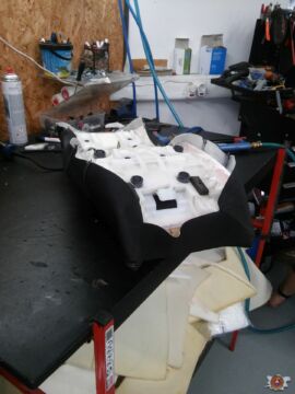 Der Sitz wird nun bezogen Der Sitz wird nun bezogen