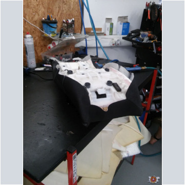 Der Sitz wird nun bezogen Der Sitz wird nun bezogen