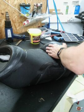 Nun wird das Leder noch komplett imprägniert Nun wird das Leder noch komplett imprägniert